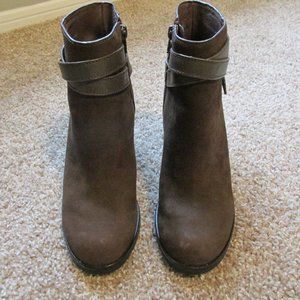 Tommy Bahama 7B LIIA Brown Microsuede Ankle Booties